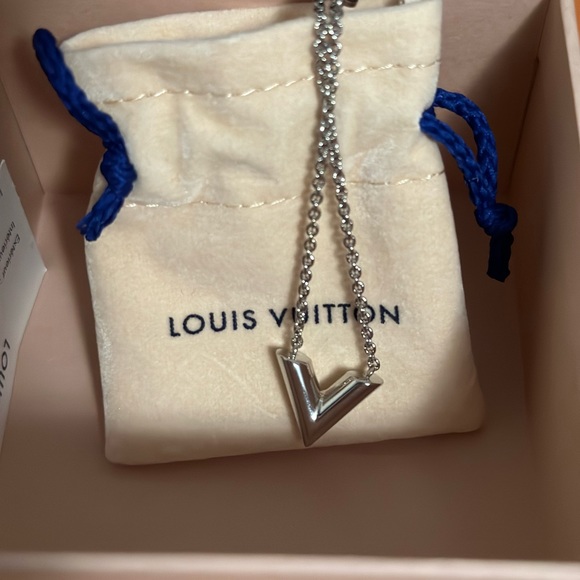 Louis Vuitton essential V necklace - Picture 5 of 7